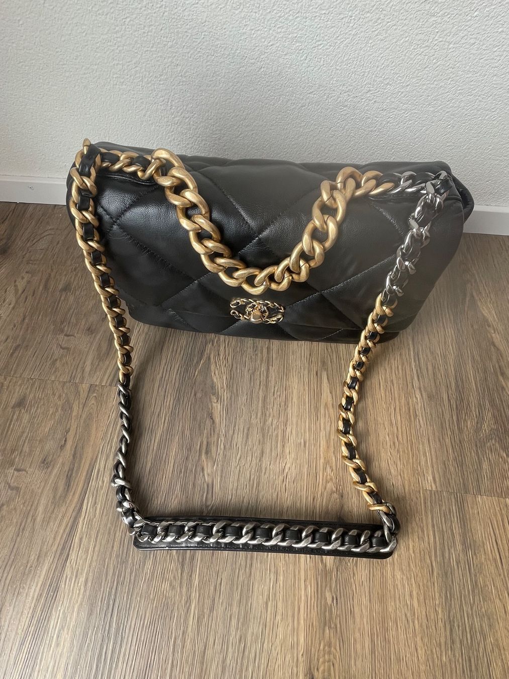 Chanel Borse da donna: Chanel 19 Grosse Tasche – Nuovo (secondo la descrizione) da Münchwilen TG venduto da emma_J 3