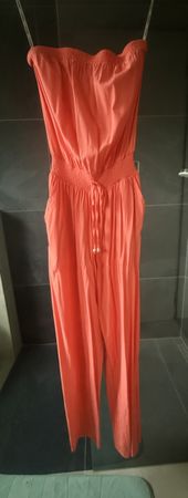 Sommerlicher Guess-Jumpsuit - ideal für warme Tage!