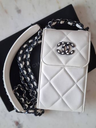 Chanel 19 phone holder with chain / Pochette mit Kette