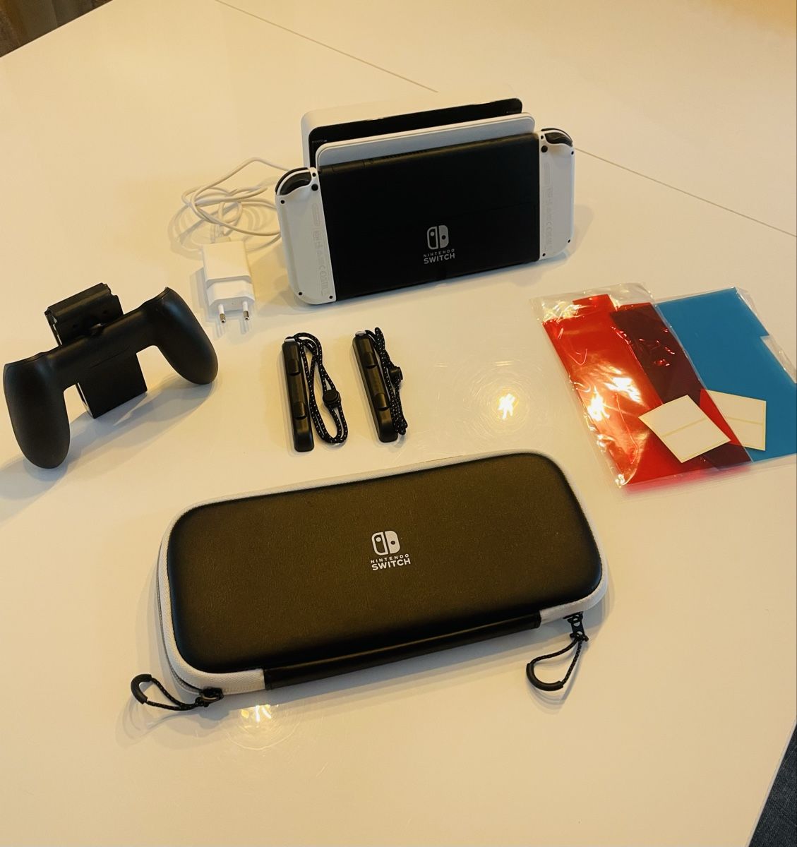 Nintendo Consoles: Nintendo Switch OLED blanche avec accessoires – D'occasion à Grand-Lancy par MichaelLopes