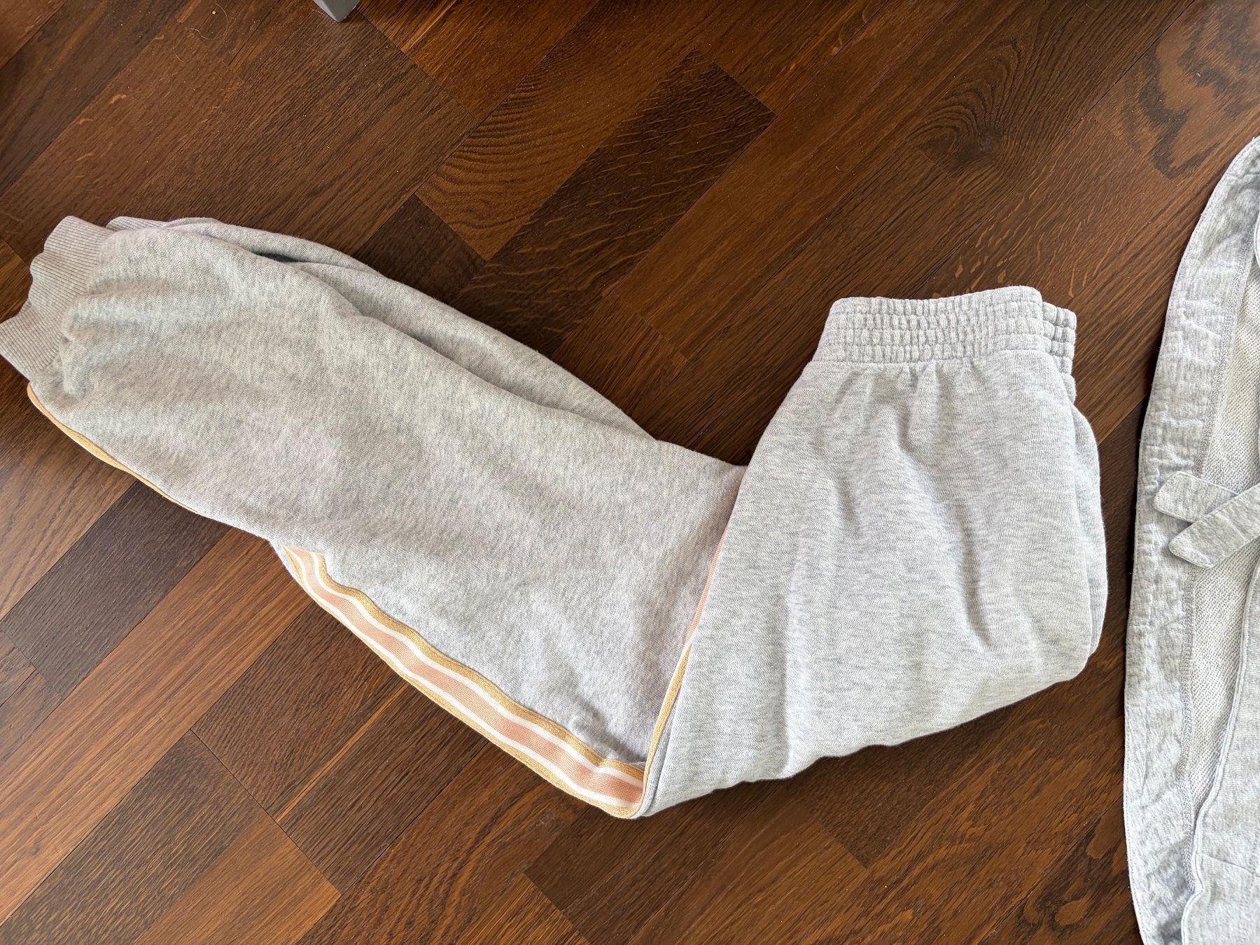 Trainer, Turnhosen & -trikots: Chloe Pullover &Hose Grau  Grösse 12 Jahre – Gebraucht aus Zumikon von Stefan3535 1