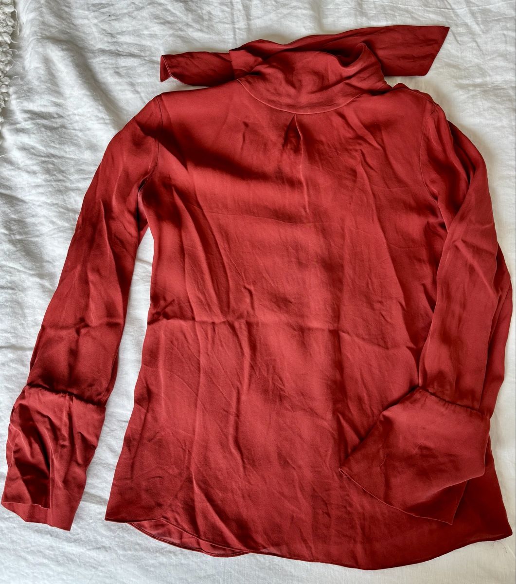 Massimo Dutti Chemisiers: red silk blouse from Massimo Dutti S 36 – D'occasion à Zürich par cha_jz8q 2