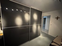 Schwebetürenschrank Dunkelgraue Glastüren