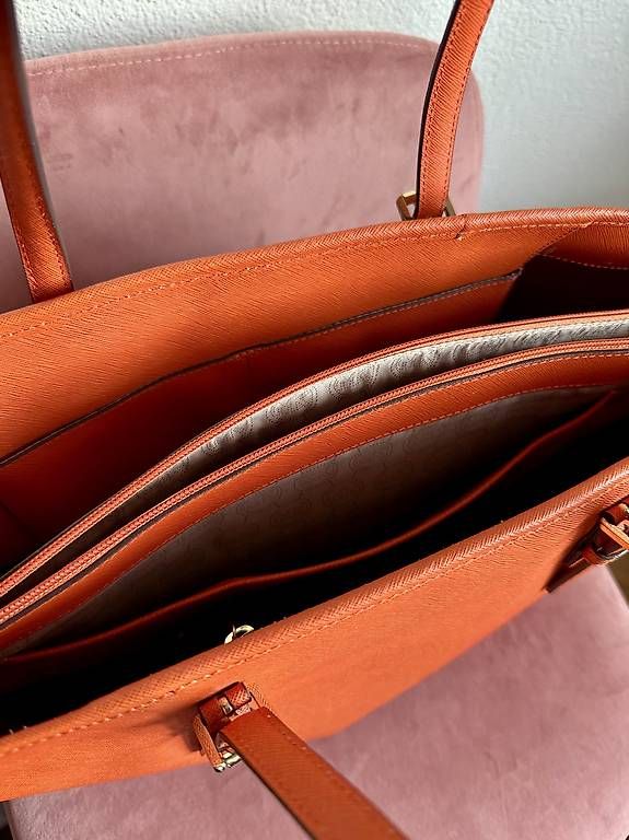 Taschen für Damen: Michael Kors Tasche, gross, orange, mit Laptopfach – Gebraucht aus Biel/Bienne von l.v.ds 3