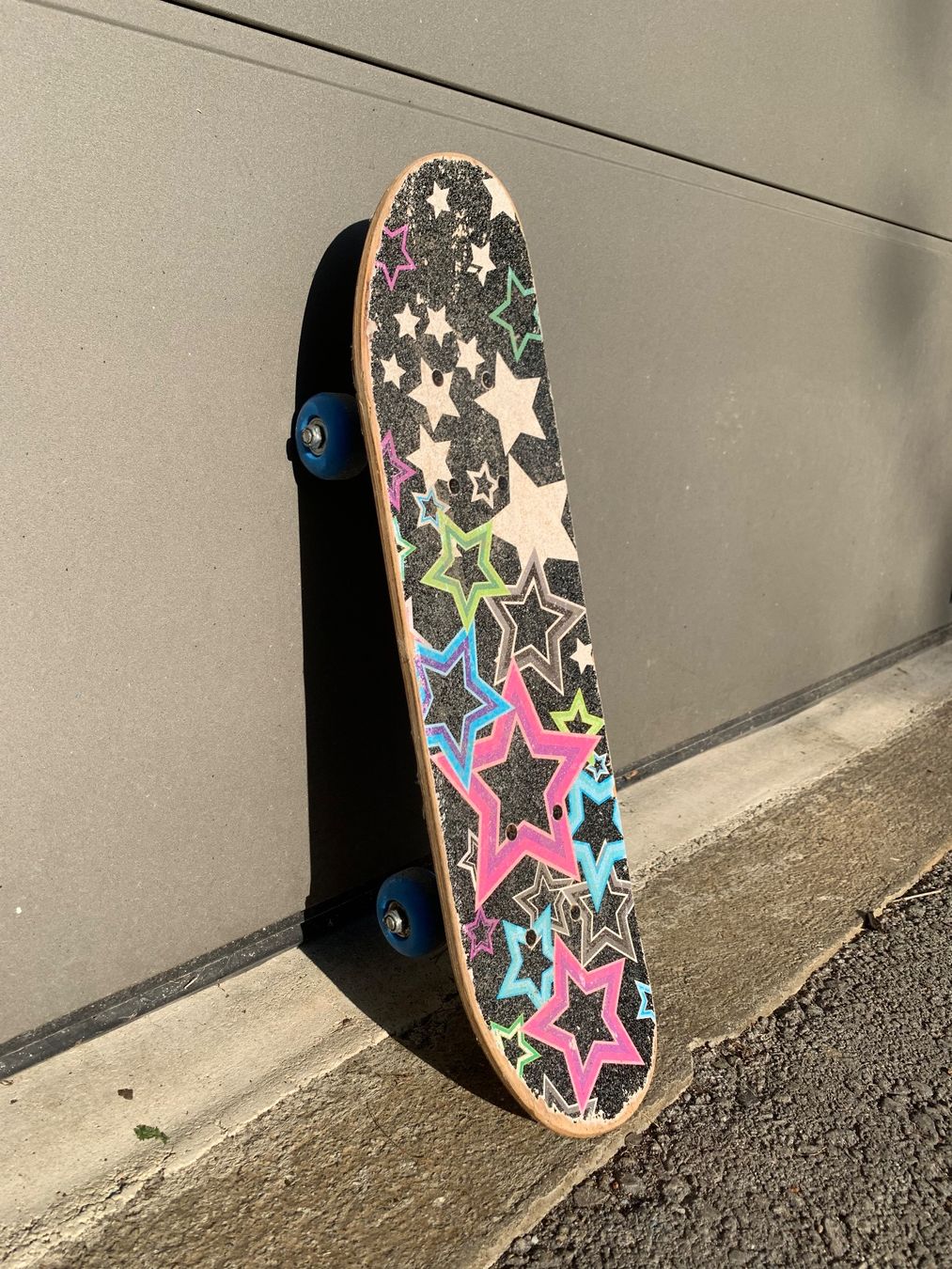 Skateboards: Skateboard with star design. Ready to get going! – Usato da Winterthur venduto da 2mirj