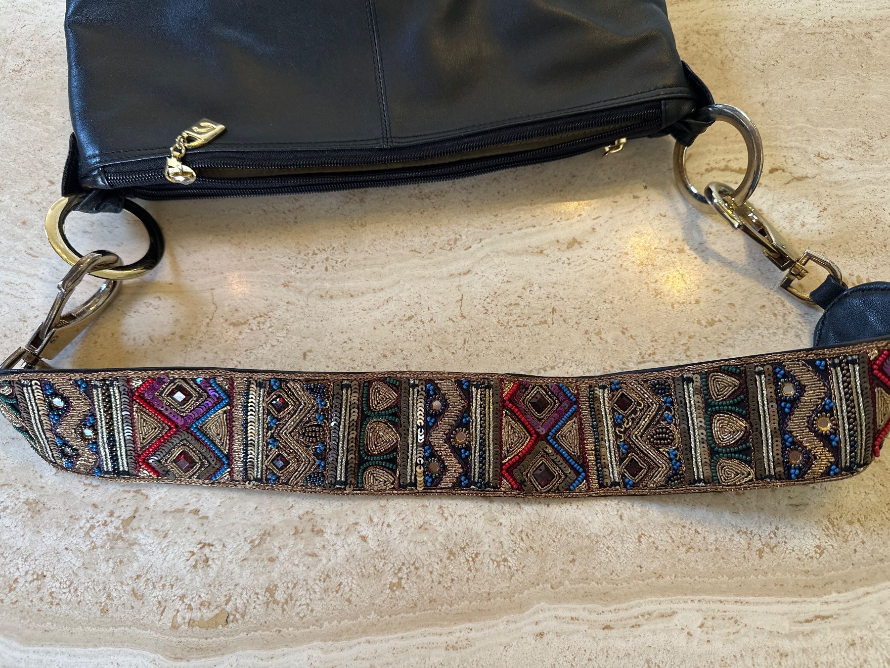 Taschen für Damen: Schultertasche Leder Schwarz mit besticktem Gurt – Gebraucht aus Binningen von ale_t8th 2