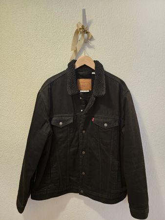 Schwarze Levi's Truckerjacke mit Sherpa-Kragen Gr. XL 