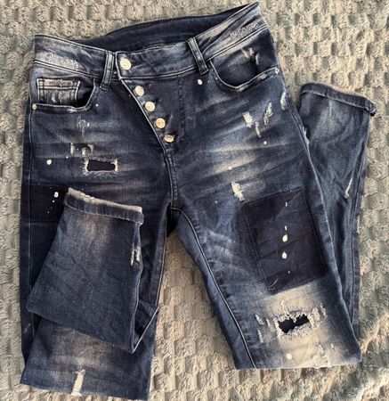Coole Jeans mit Flicken und Farbklecksen, Gr. S, neuwertig!