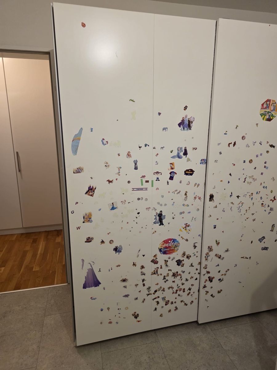 Armadi: Kleiderschrank weiss mit Aufklebern – Usato da Staufen venduto da PeterL1988