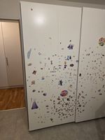 Kleiderschrank weiss mit Aufklebern
