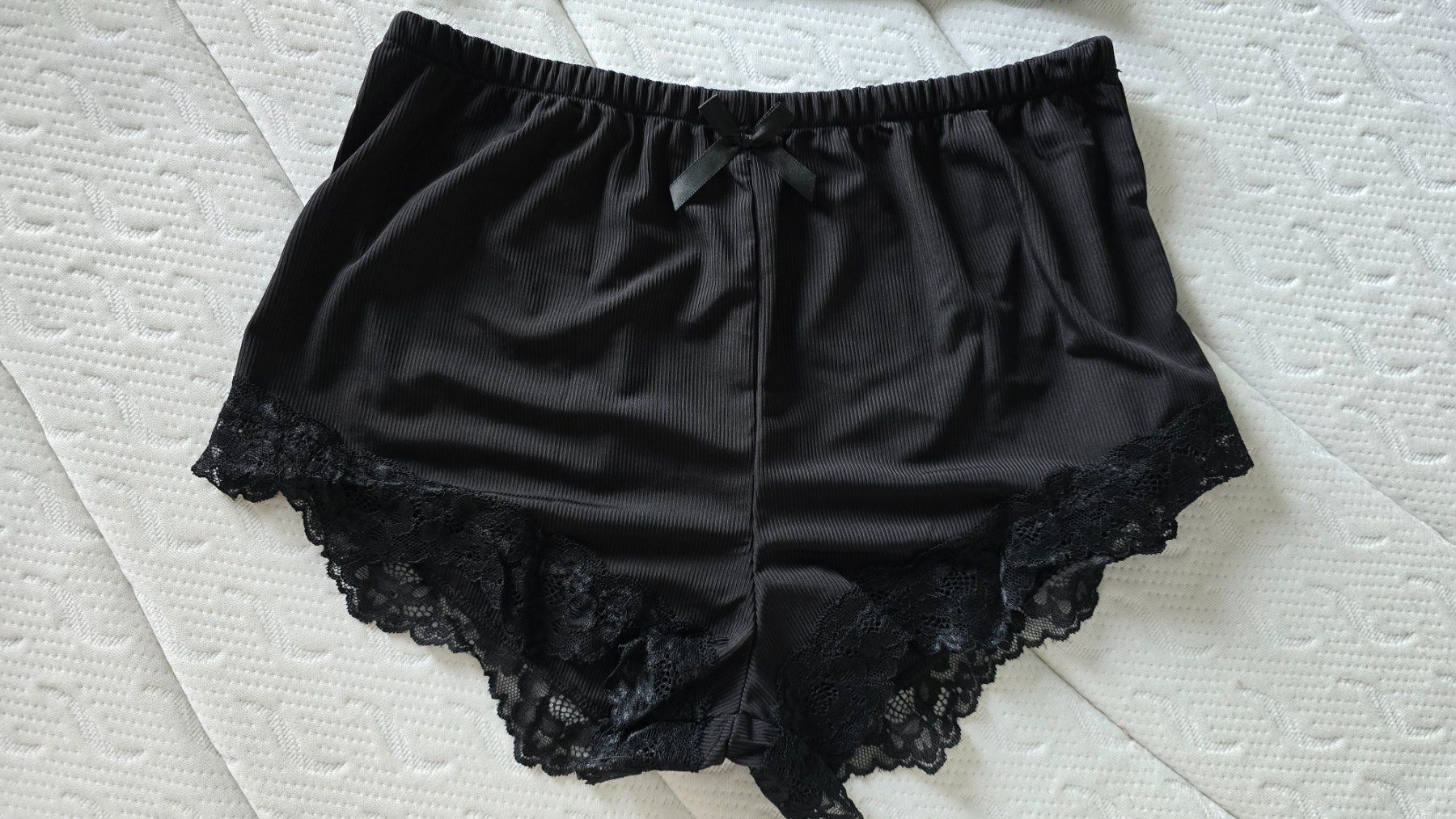Negligees & Pigiami: Geripptes Loungewear-Ensemble mit Spitzen-Details - S – Nuovo (secondo la descrizione) da Thalwil venduto da VitaMini 3