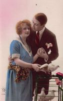Romantik: Paar mit Tauben, französische Karte, um 1925