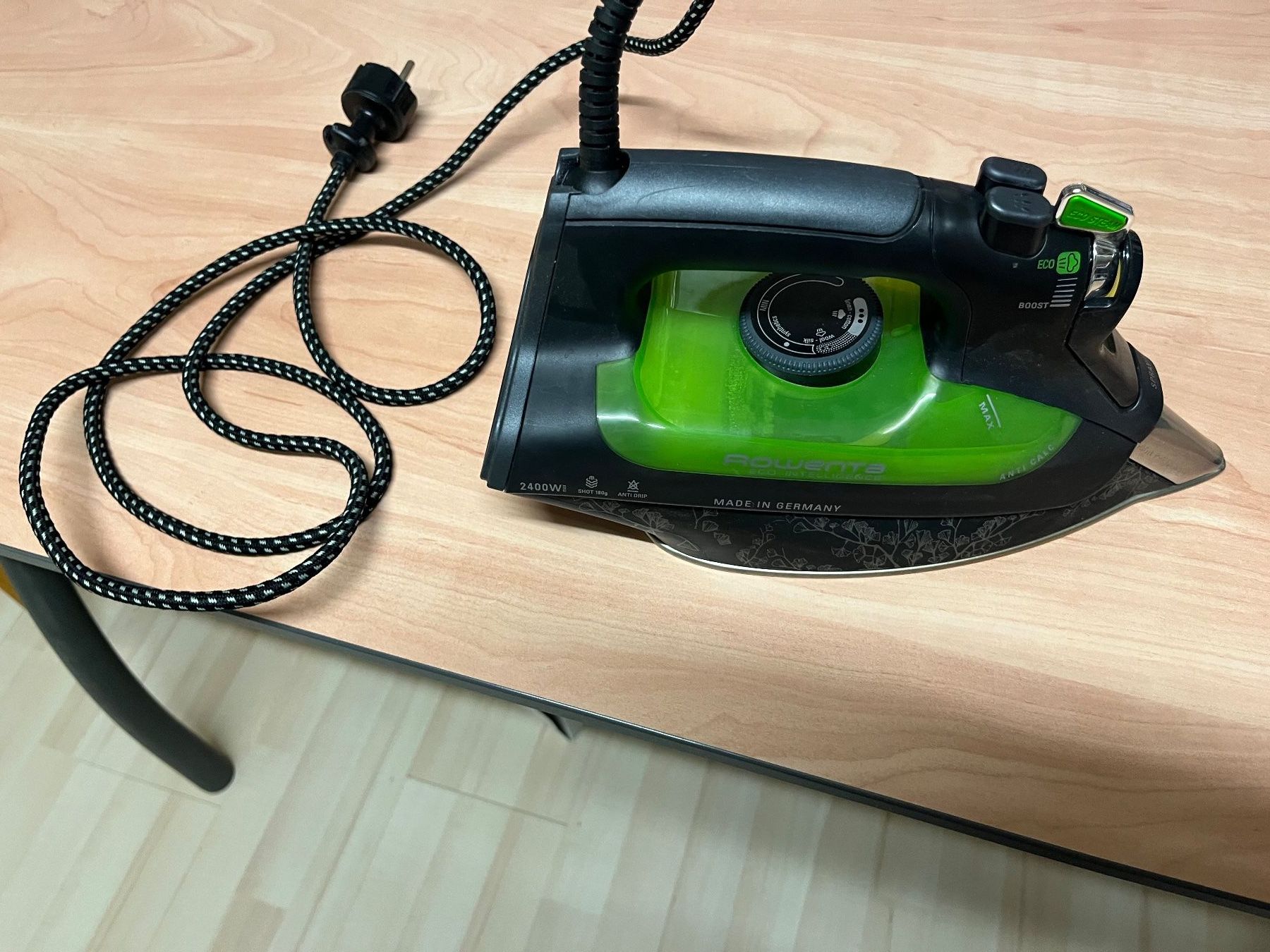 Rowenta Ferri da stiro: Rowenta Eco Intelligence Dampfbügeleisen – Usato da Nänikon venduto da Leto2005 2