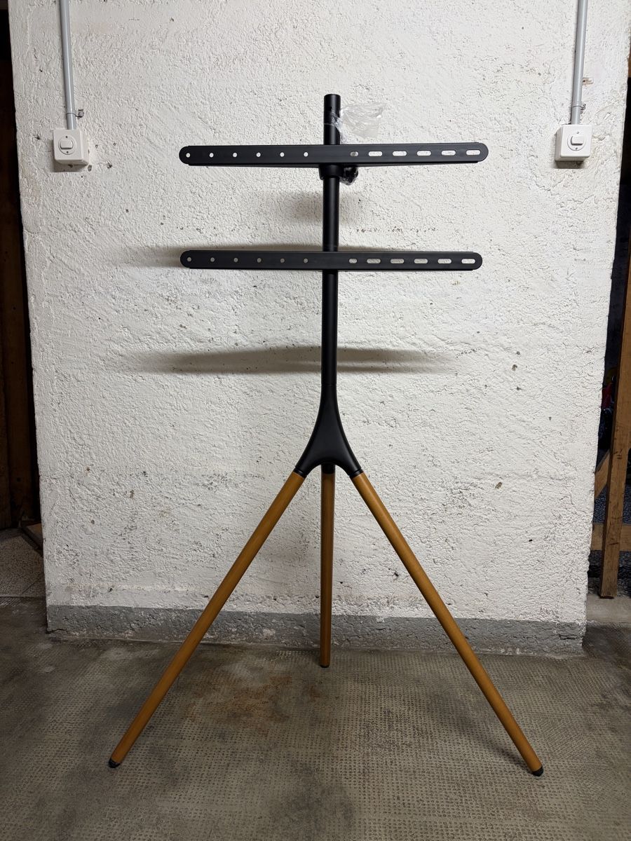 Staffa per monitor: TV Ständer mit Stativbeinen in Holz – Usato da Bottmingen venduto da Fynn.B 1
