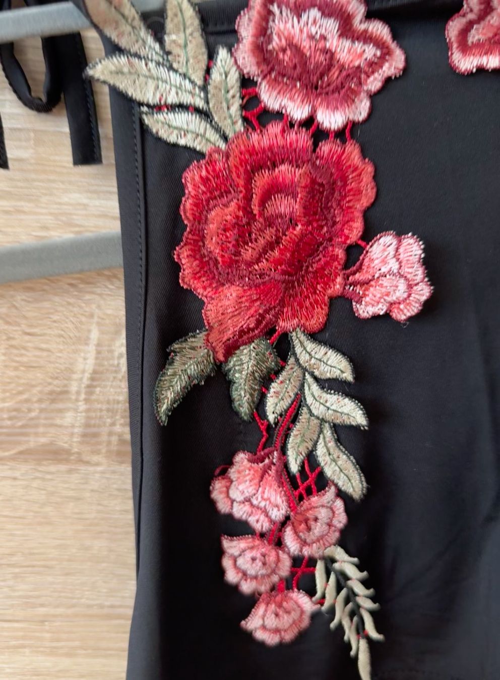 Top: Crop top noir dentelle rose – Usato da Montreux venduto da iza_peche8 1