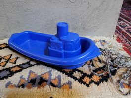 Badespass! Blaues Spielzeug-Schiff für kleine Kapitäne