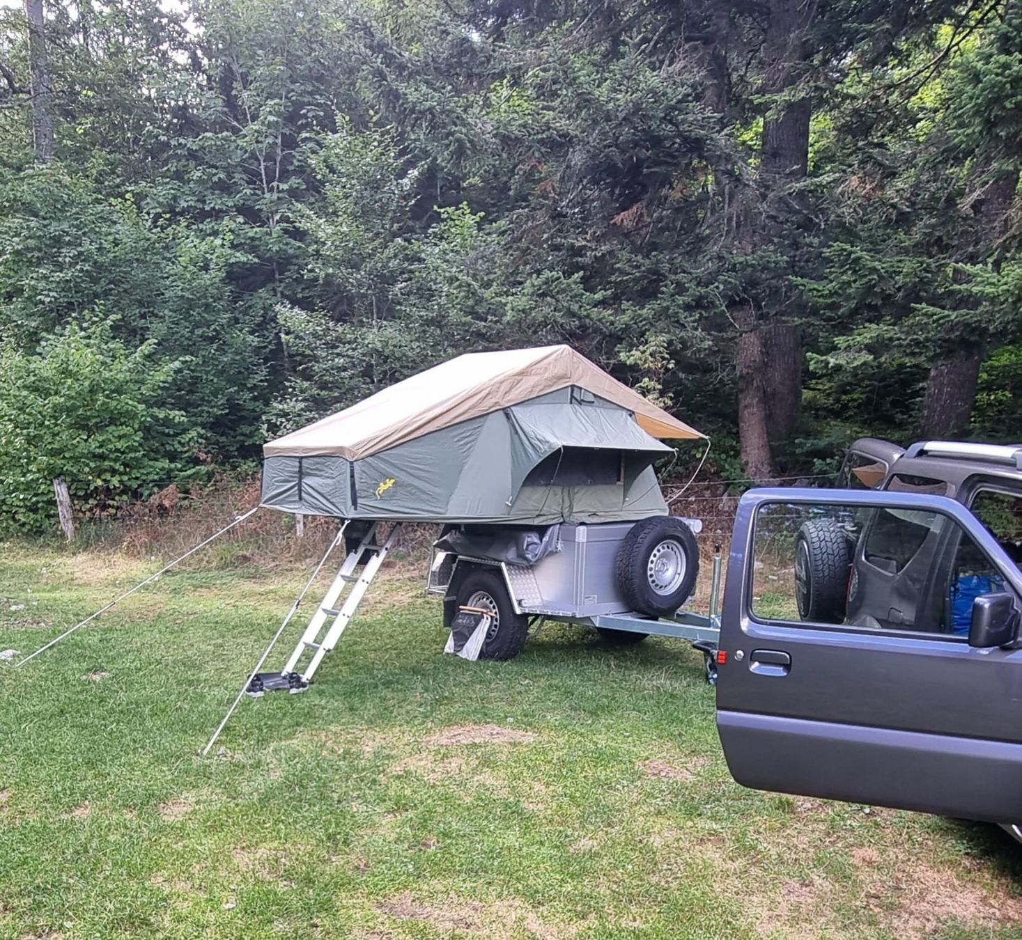 Rimorchi: Camping Anhänger mit Dachzelt und Küche – Usato da Genève venduto da MarkDo 2