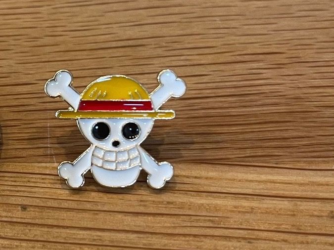 Plaquettes & Badges: One Piece Pin – D'occasion à Biel/Bienne par bas_c8yf