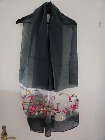 Schöner Schal mit Blumenmuster, perfekt für den Frühling!