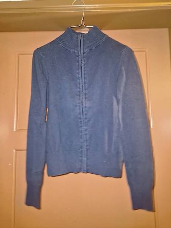 Cardigan donna blu con zip e collo alto