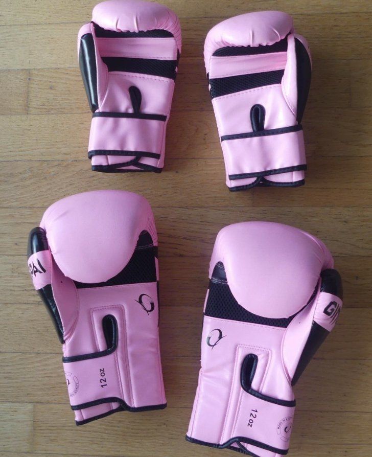 Guanti & manicotti: 2 Rosa Boxhandschuhe mit 2 verschiedene Grössen – Nuovo e nell'imballaggio originale da Gurmels venduto da pop_ljf5 1