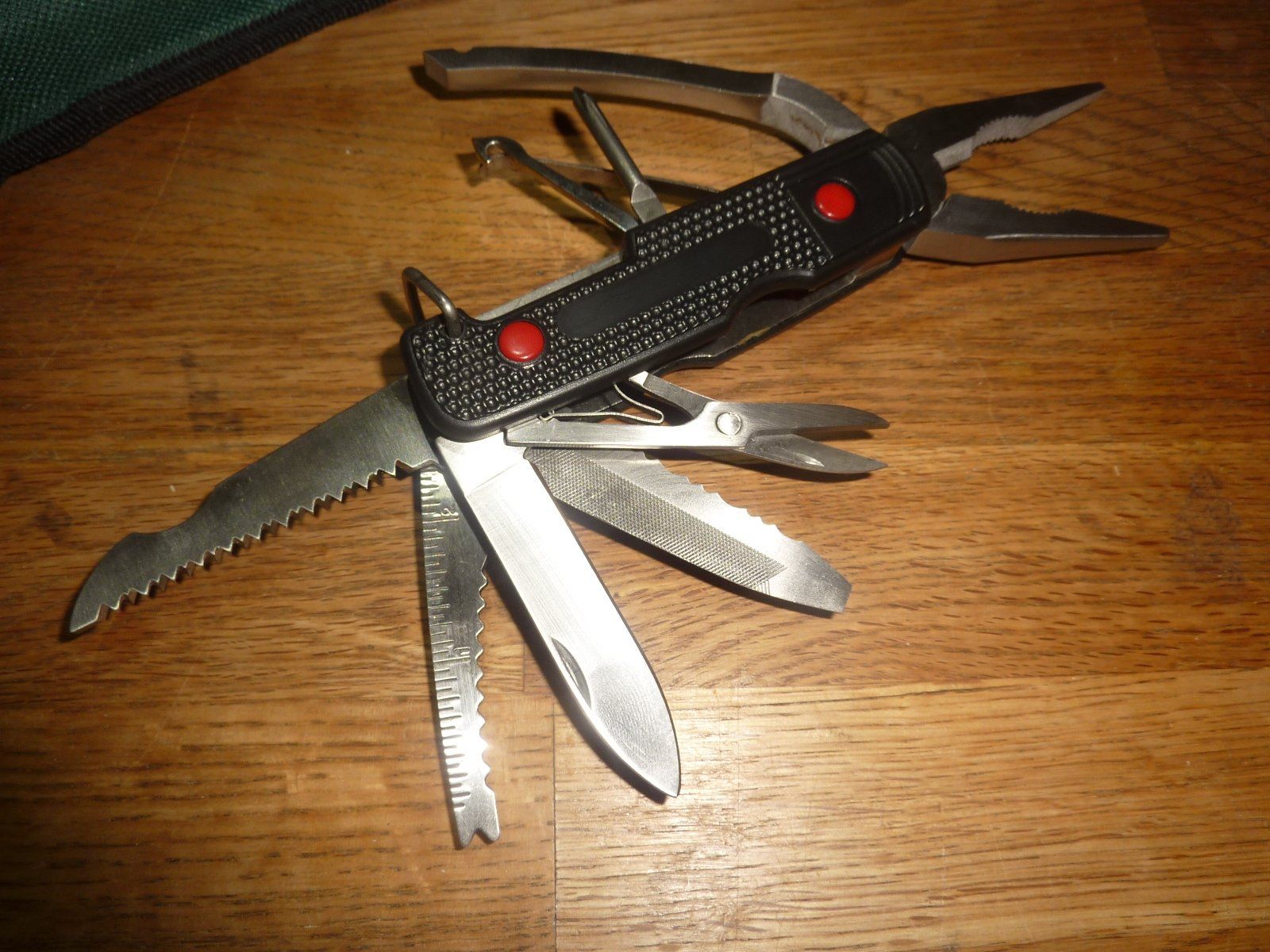 AC-DC Alle Werkzeuge: 12 in 1 Multi Tool Zange Neu mit Tasche – Gebraucht aus Hochfelden von swissice 2