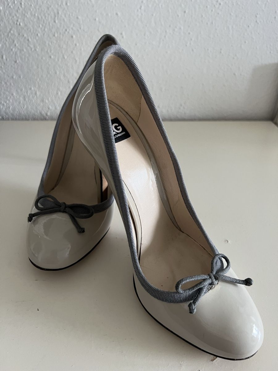 Dolce & Gabbana Scarpe da donna: Dolce & Gabbana Grey Patent Leather Round Toe pump with bow – Nuovo (secondo la descrizione) da Dübendorf venduto da ana_6kcc 1