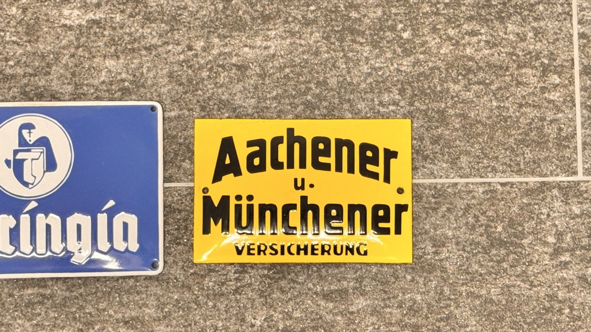 Insegne: 2 Versicherungs-Emailschilder gewölbt – Usato da Bubikon venduto da omitha1 2