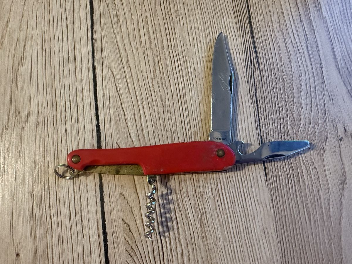 Taschenmesser: Rotes Sackmesser mit Korkenzieher – Gebraucht aus Wettingen von Ni_la_lo