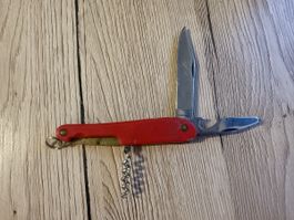 Rotes Sackmesser mit Korkenzieher