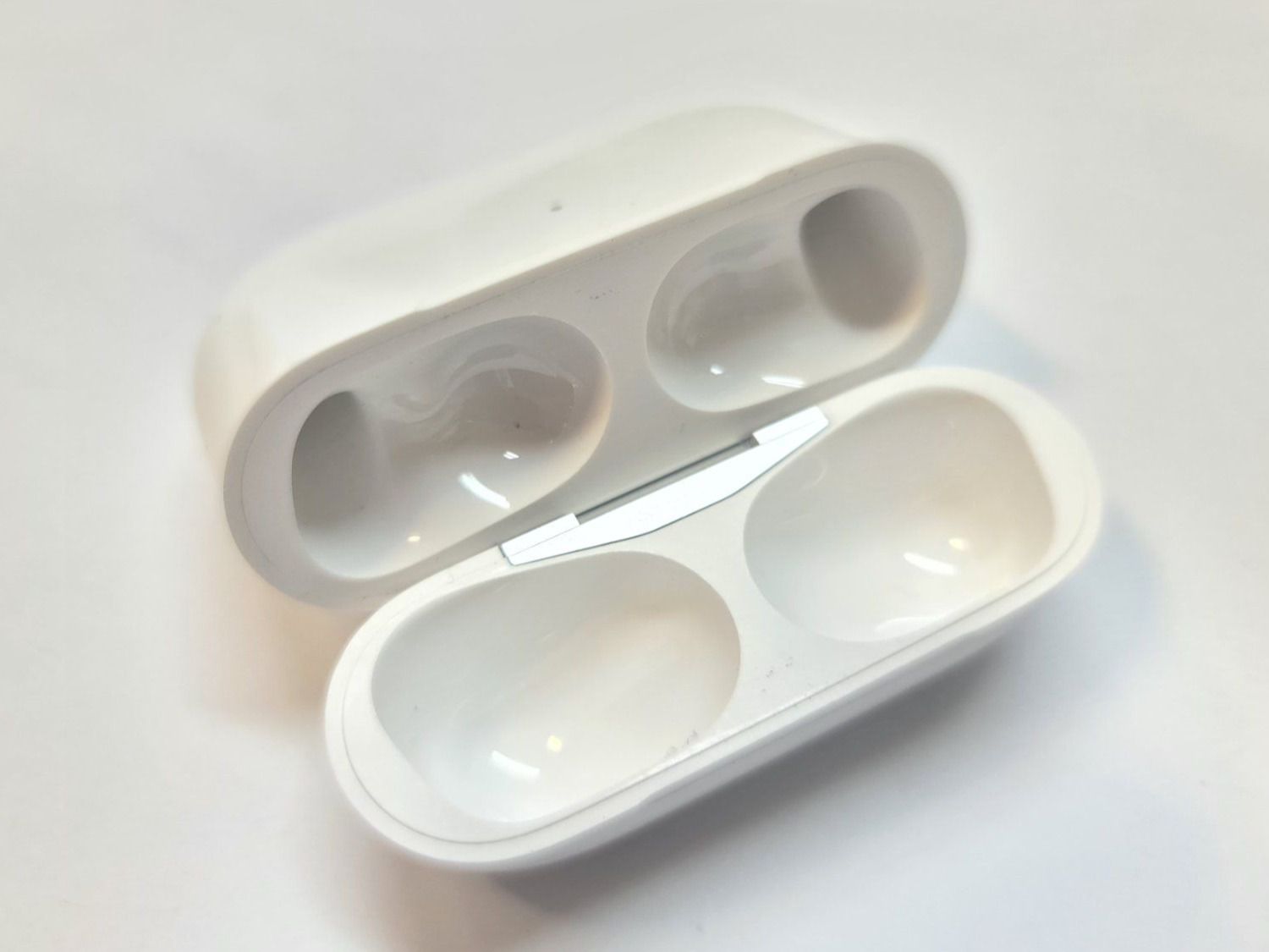 Apple Ladegeräte: APPLE Ladecase AirPods Pro 2. Generation (100134) – Gebraucht aus Zürich von fundsachenverkauf