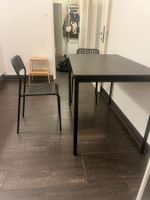 Tisch mit 4 Stühlen