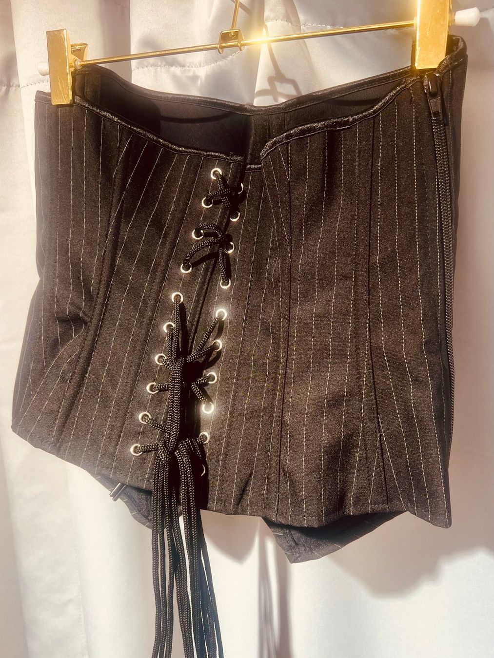 Top: Schwarzes Nadelstreifenbustier-Bustier mit Schnürung – Nuovo e nell'imballaggio originale da Zürich venduto da Naebeli 2
