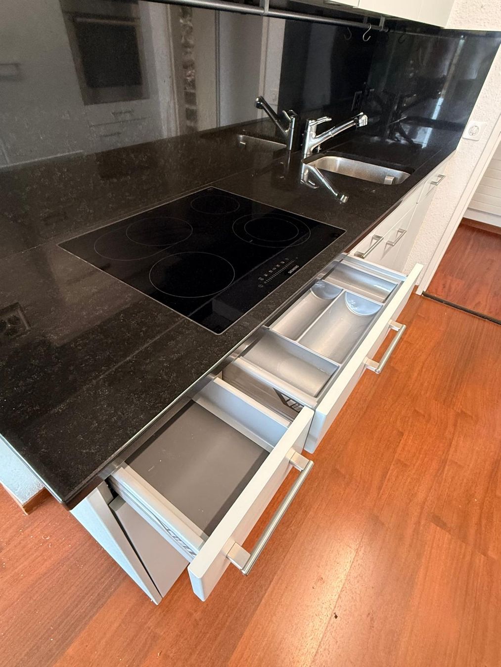 Cucine complete: Schreinerküche mit schwarzer Granit-Arbeitsplatte & Geräte  – Usato da Zunzgen venduto da Fleksi 4