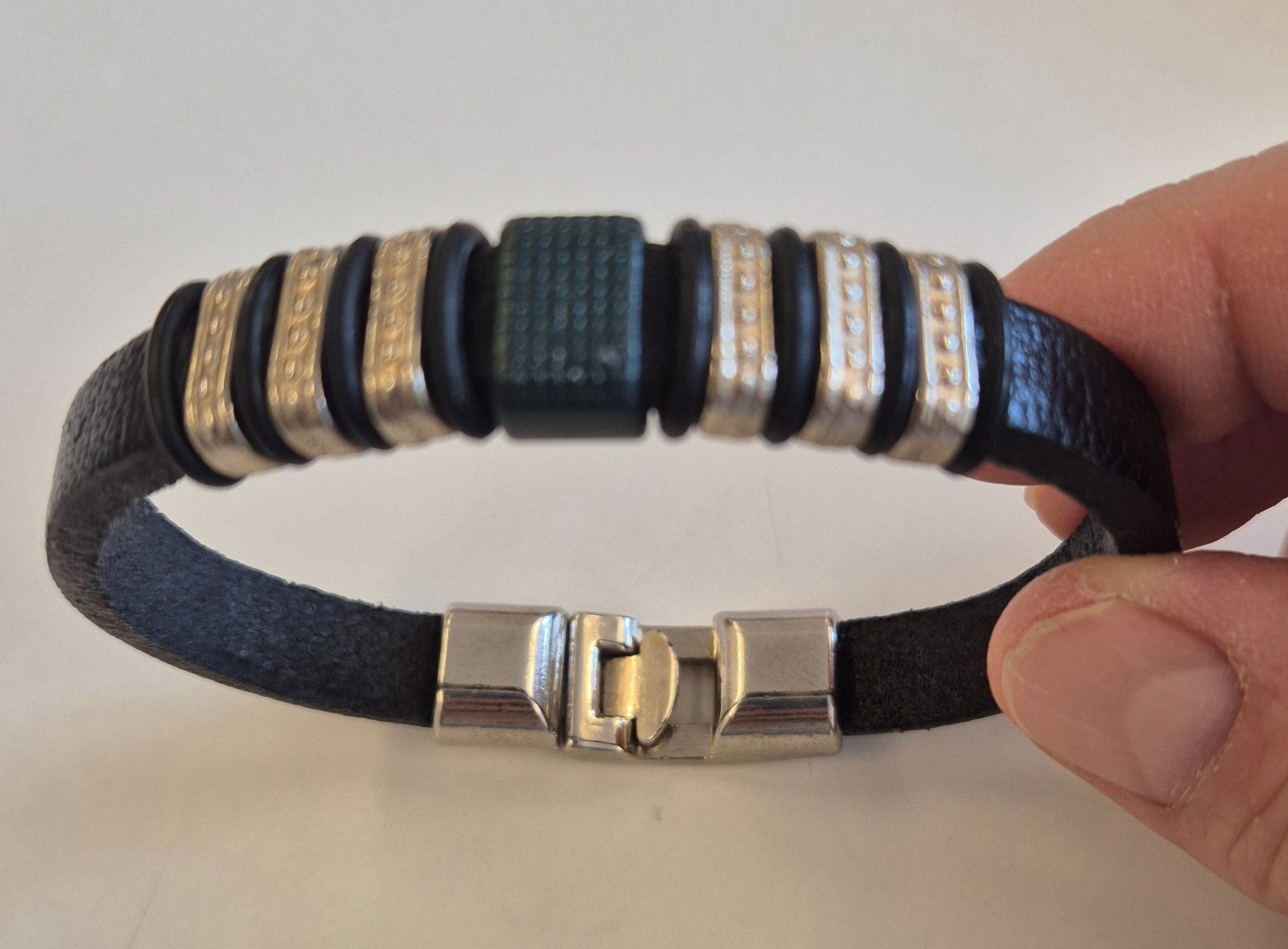 Bracciali & Braccialetti: Schickes Herren-Armband aus Leder – Usato da Eglisau venduto da AtelierSu 2