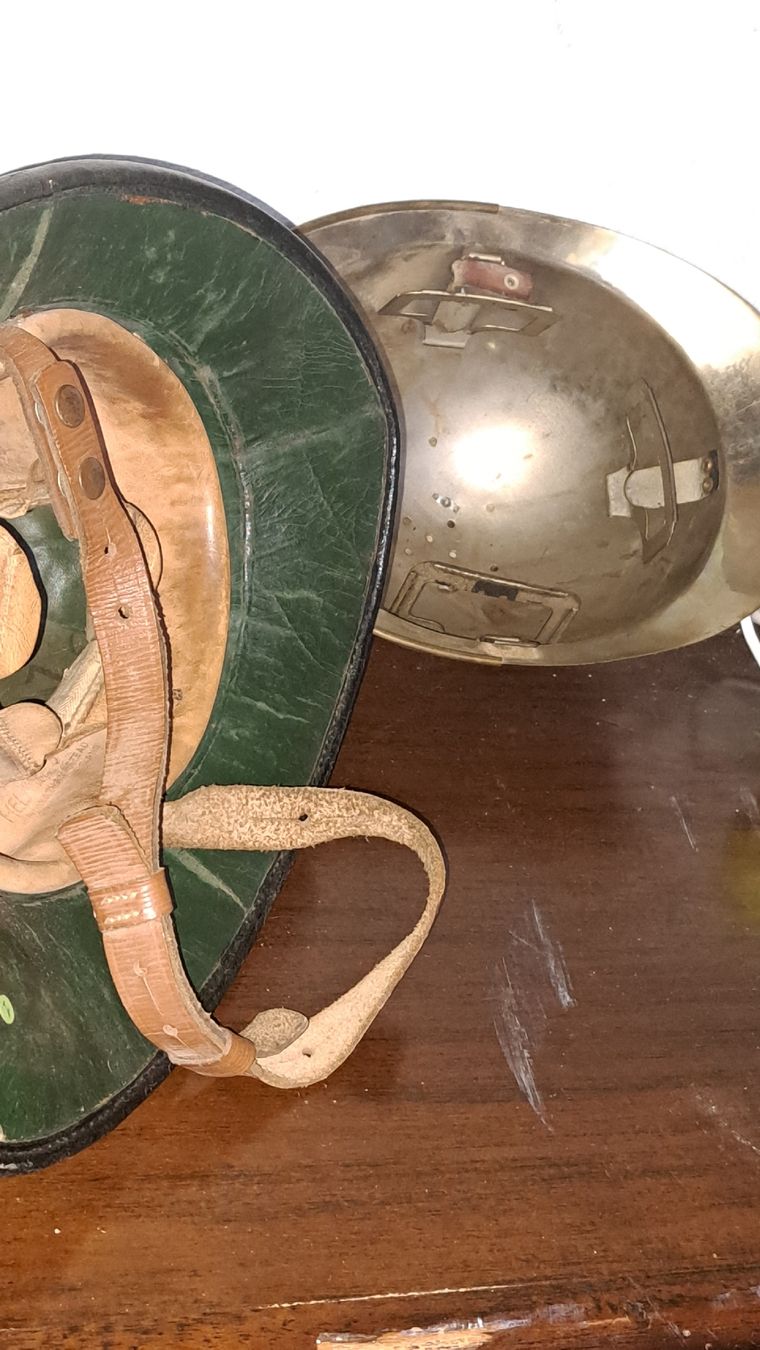 Pompieri: 2 Feuerwehr Helme Vintage  – Usato da Kölliken venduto da Upcycling-by-Mc-TAM 4