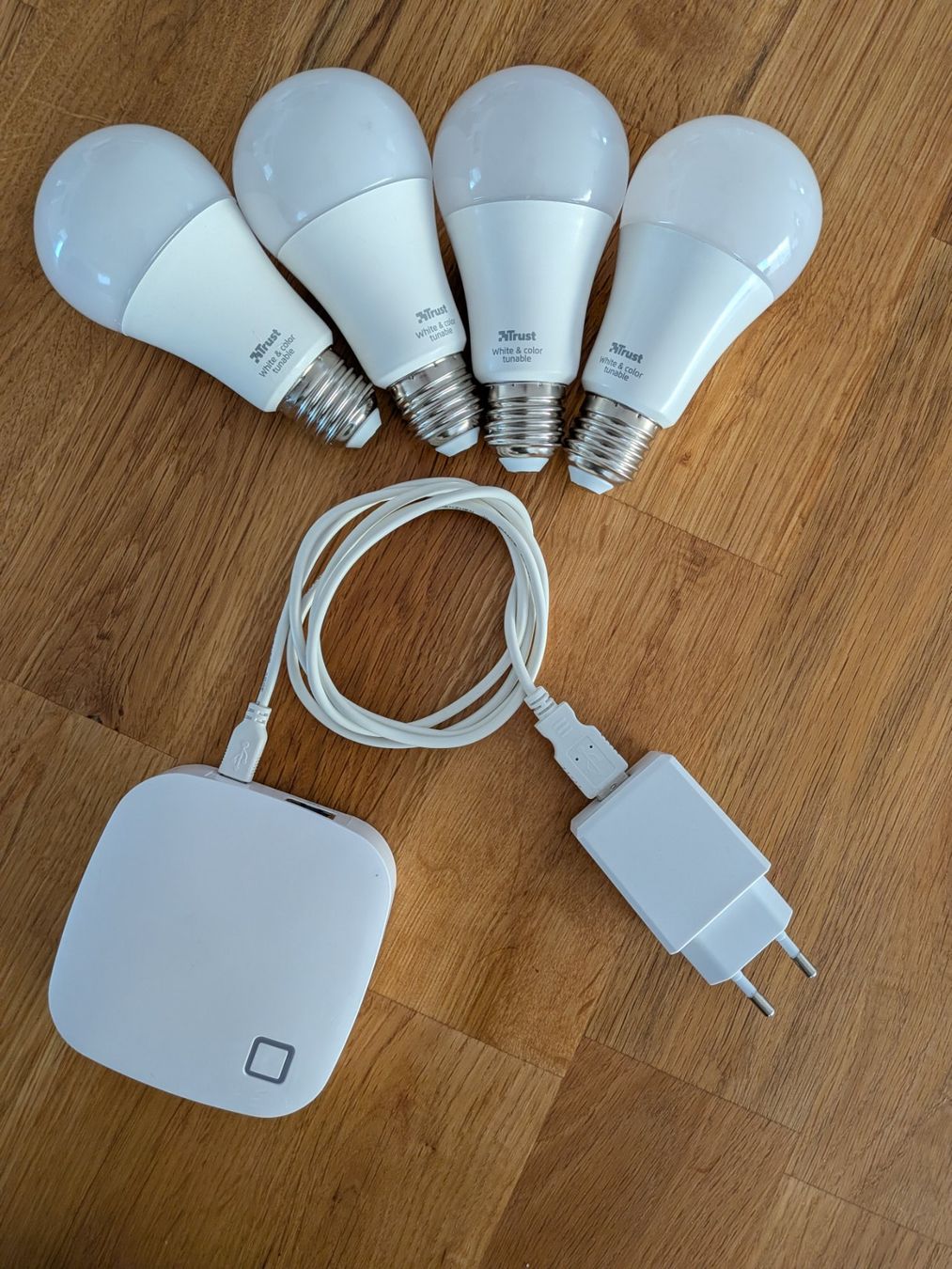 Lampade: 4x Trust ZigBee (E27) Smart Lampe, Farbwechsel, inkl. Hub – Usato da Lotzwil venduto da Breakray