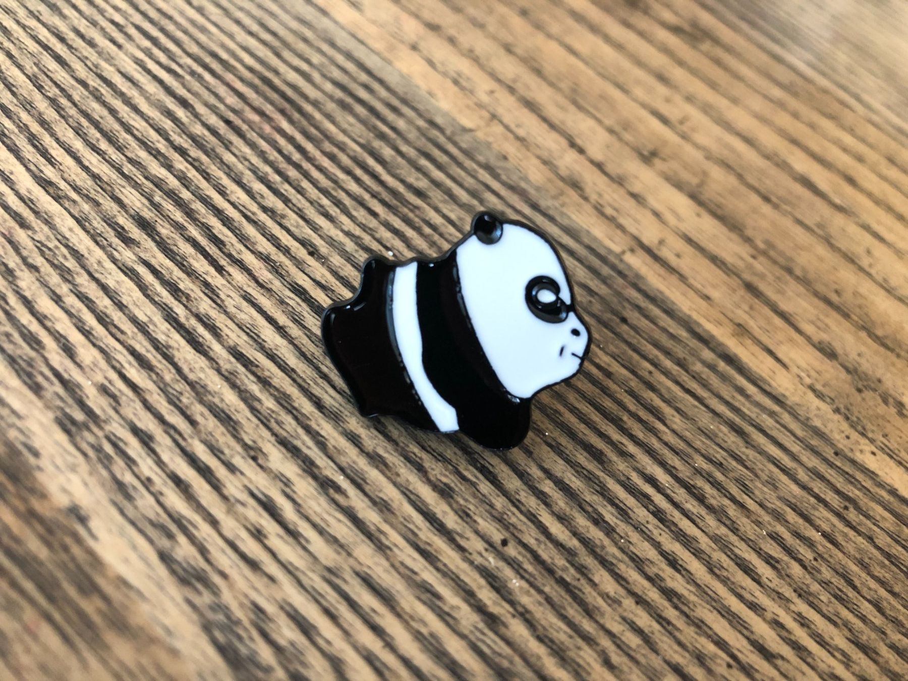 Spille & Fermagli: Pin Anstecker Panda Bär – Nuovo e nell'imballaggio originale da Berg am Irchel venduto da Zweiti_Chance