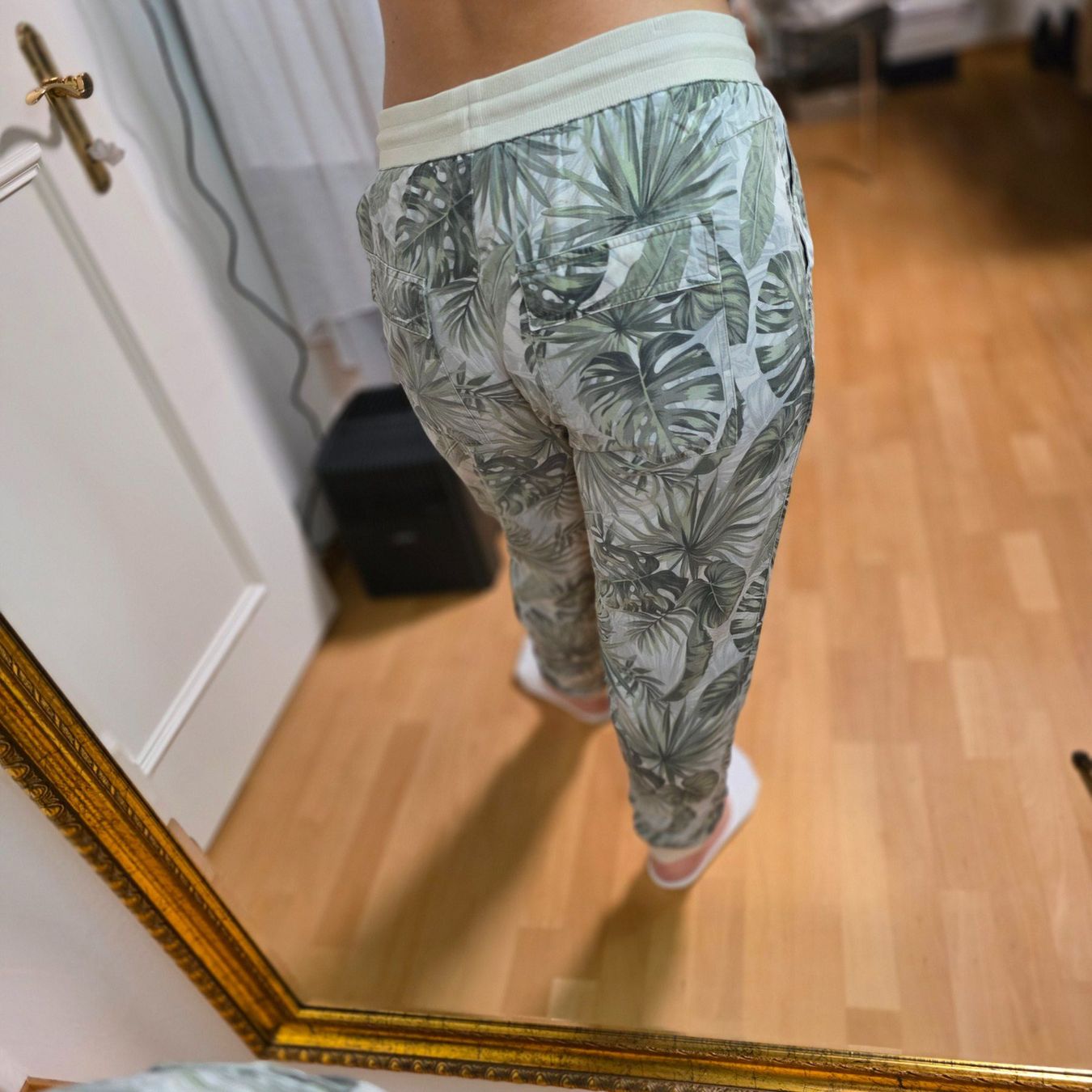 Pantaloni: Laura Forelli Hose mit Blätterprint M/L – Usato da Wald ZH venduto da CapLux 4