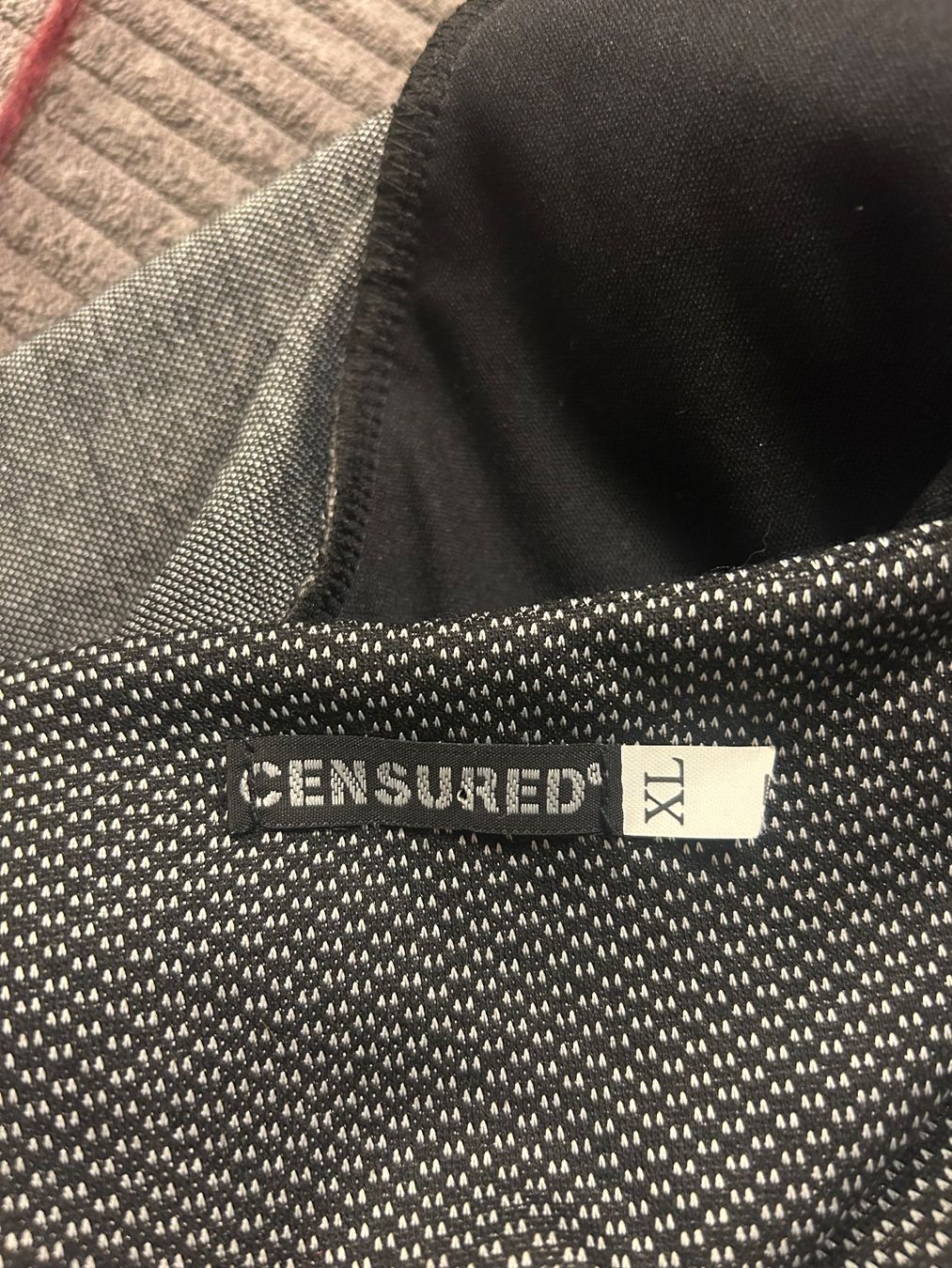 Kleider: Censured robe noire – Gebraucht aus Val-d'Illiez von Dombou 1