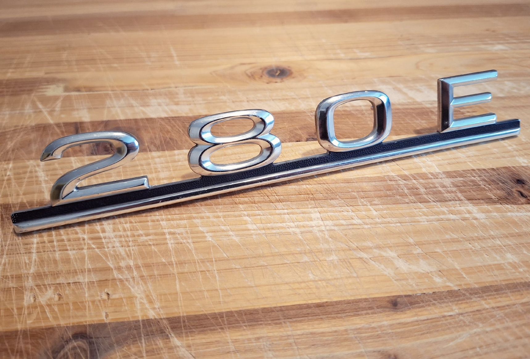 Mercedes-Benz Tutti pezzi di ricambio auto: Mercedes Benz W123 ,,280E" Emblem – Usato da Triesen venduto da BLACKSHEEP75