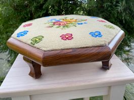 schöner alter Fuss-Schemel mit Gobelin-Bezug