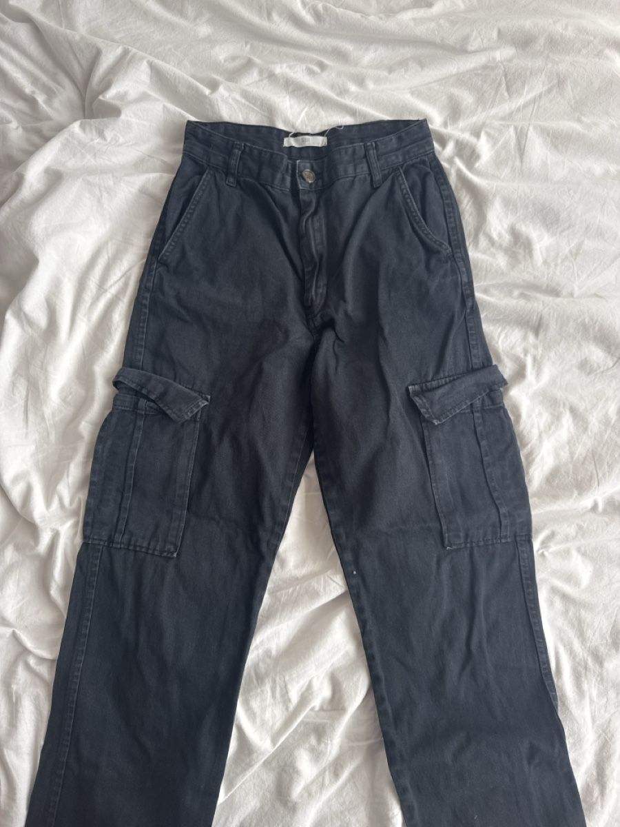 Stradivarius Jeans: Pantalon cargo noir Stradivarius - taille 36/S  – Usato da Malleray venduto da sam_9bkx 5