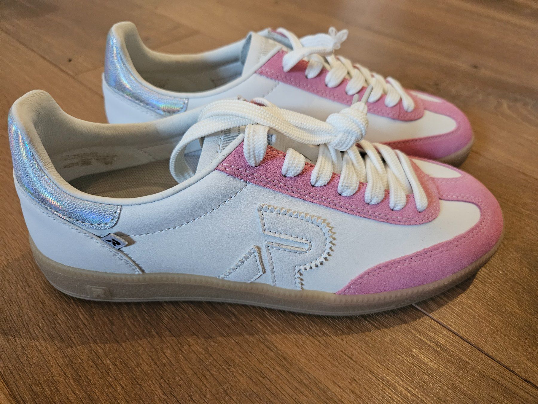 Scarpe da donna: Wunderschöne Sneaker Gr.37 – Nuovo e nell'imballaggio originale da Wangen ZH venduto da tulipe55