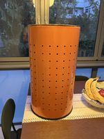 Wäschekorb Metall orange mit Holzdeckel guter Zustand