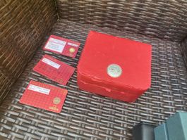Boîte Omega rouge avec cartes 
