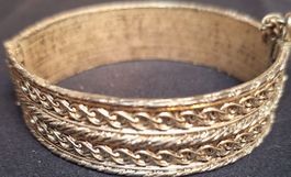 Bracelet vintage couleur or avec motif travaillé, chic !