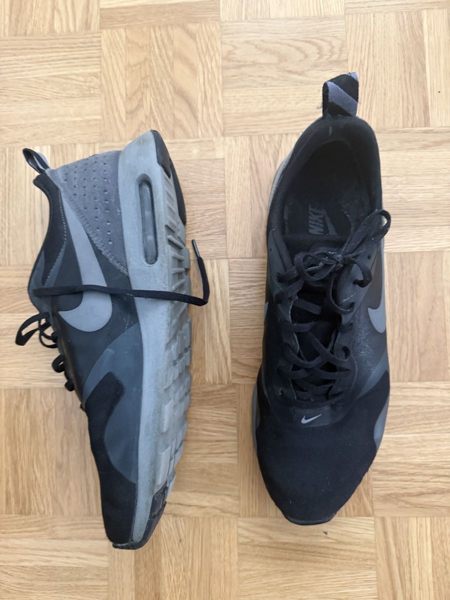 Nike Scarpe da uomo: Schwarze Nike Schuhe Grösse 46 – Usato da Solothurn venduto da AlllesMussRaus 1