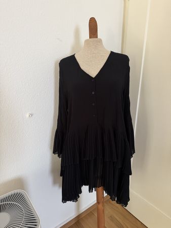 Schwarzes Kleid mit Plissee-Details, Grösse S bis kleines M