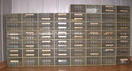 Magazinschrank mit 94 Schubladen mit Kondensatoren bestückt